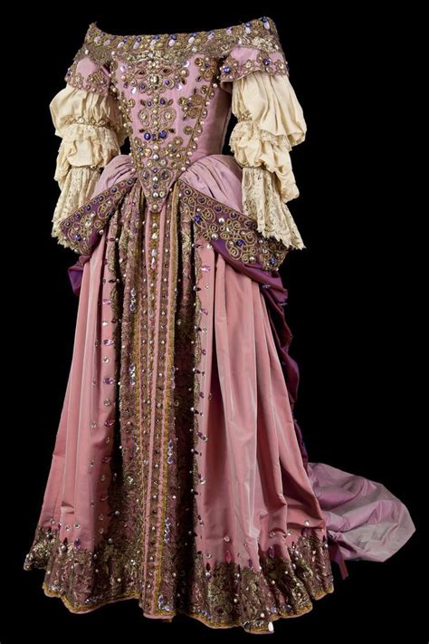 baroque style clothes.